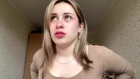 Mia online show from April 9, 8:09 am