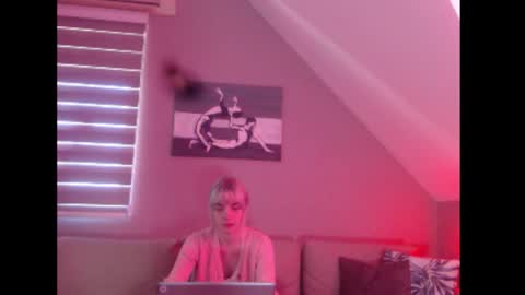 A girl online show from September 19, 7:18 am