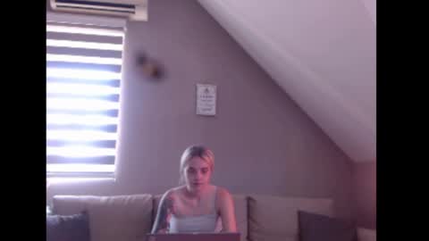 A girl online show from July 17, 7:35 am