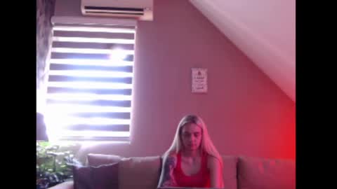 A girl online show from June 26, 7:20 am