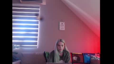 A girl online show from April 7, 7:21 am