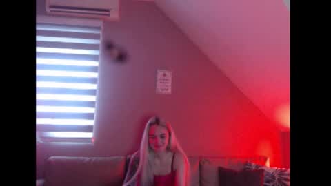 A girl online show from January 19, 8:10 am