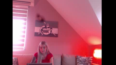 A girl online show from September 30, 7:25 am