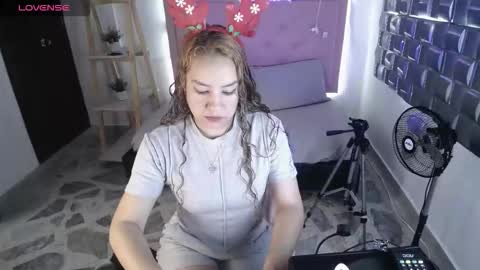 dulce__lovee online show from December 22, 7:50 pm