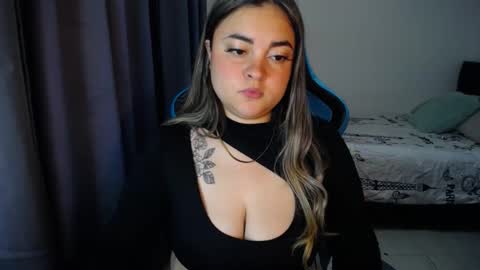 Snapshot of dumont_model chatting on February 5, 6:13 am Nicole   online show from February 5, 6:13 am