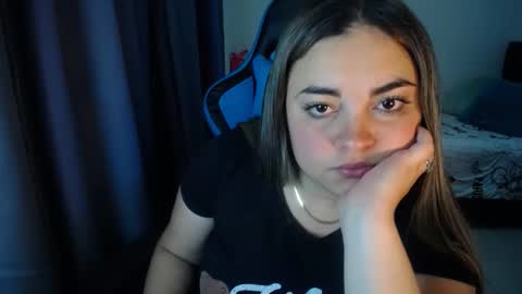 Snapshot of dumont_model chatting on February 3, 8:24 am Nicole   online show from February 3, 8:24 am