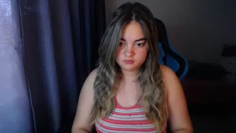 Snapshot of dumont_model chatting on December 18, 8:47 pm Nicole   online show from December 18, 8:47 pm