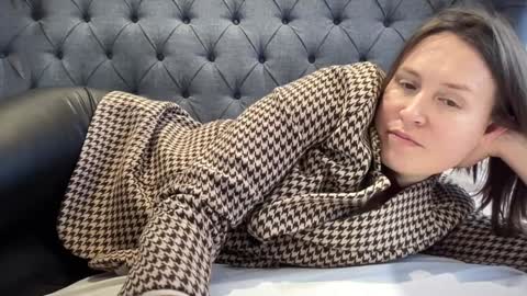 Nadia Ferreira  online show from November 14, 1:44 pm