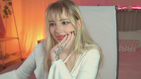 EVA NON NUDE online show from April 10, 7:20 pm