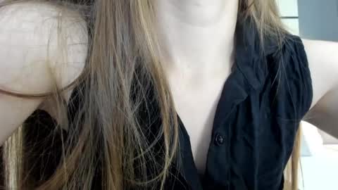 E L A I A online show from April 9, 7:19 pm