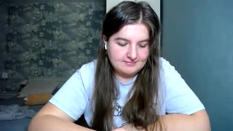 Elanis online show from April 18, 7:07 pm