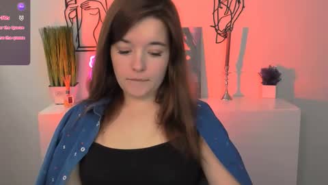 Snapshot of elara_jadie chatting on October 25, 10:23 am Elara online show from October 25, 10:23 am