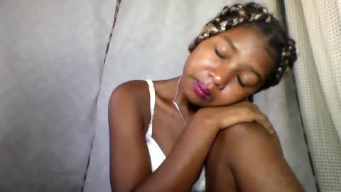 Snapshot of elia011 chatting on January 23, 3:37 am elia011 online show from January 23, 3:37 am