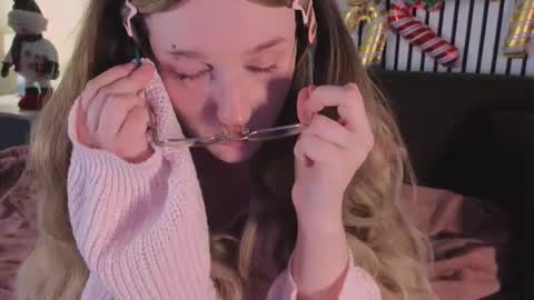 Ellie online show from December 4, 5:42 am