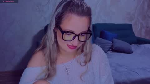 Snapshot of elisabethmills chatting on October 15, 6:54 pm Elisabeth online show from October 15, 6:54 pm