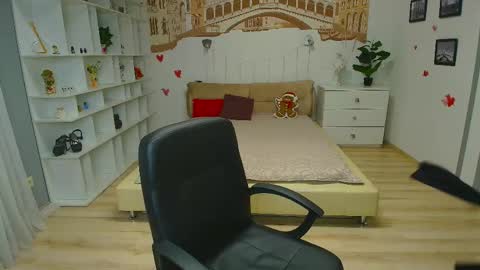 Elizabeth online show from April 14, 6:19 pm