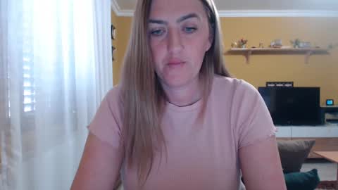 Snapshot of ella_max_live chatting on March 10, 8:06 am Ella  Max online show from March 10, 8:06 am