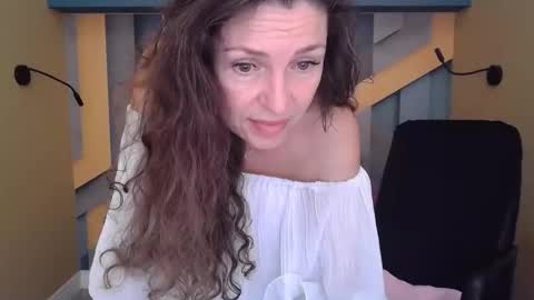 EllaLongs online show from October 31, 2:10 pm