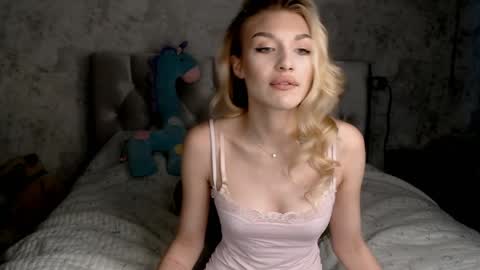 ellamilla online show from May 6, 2:10 pm