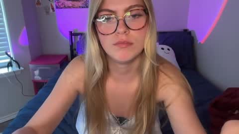 Ellie online show from April 13, 9:04 pm