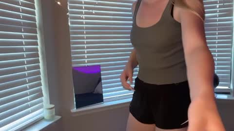 Ellie online show from March 29, 9:03 pm