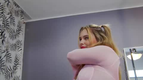 Snapshot of ellsa_jean chatting on September 22, 4:00 am Elsa Jean online show from September 22, 4:00 am