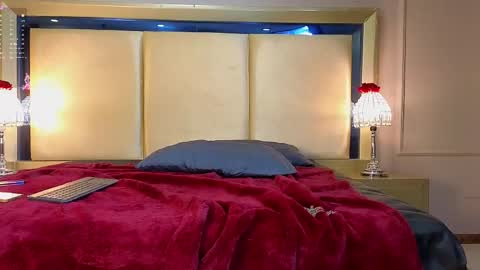 elywren online show from April 3, 8:29 pm