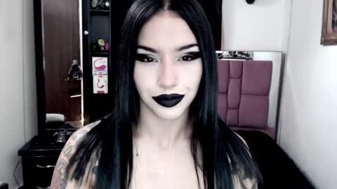Snapshot of emearld_black chatting on February 4, 10:32 am Emerald Black online show from February 4, 10:32 am