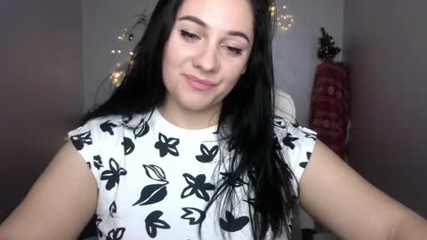 Snapshot of emelyblum chatting on January 5, 11:33 pm Emely online show from January 5, 11:33 pm