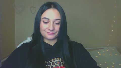 Snapshot of emelyblum chatting on October 16, 12:30 pm Emely online show from October 16, 12:30 pm