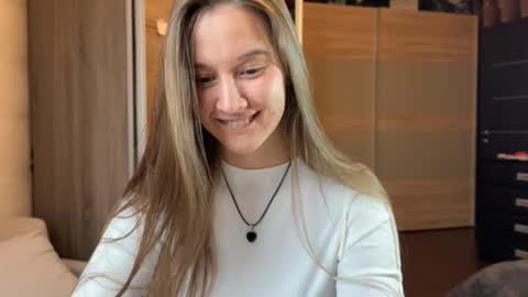 emi__ly online show from December 17, 7:45 am