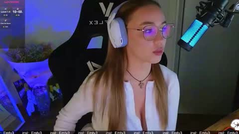 Emili online show from December 2, 3:03 pm