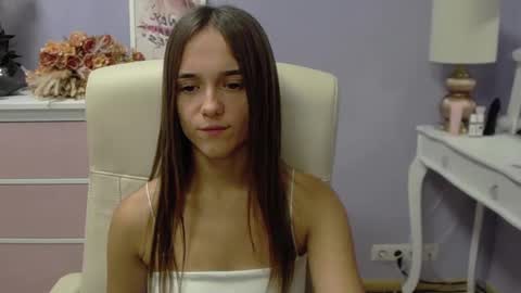 Snapshot of emilly_lust99 chatting on October 4, 7:47 am Emilly online show from October 4, 7:47 am