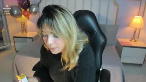 emilly_mell online show from December 2, 11:23 am