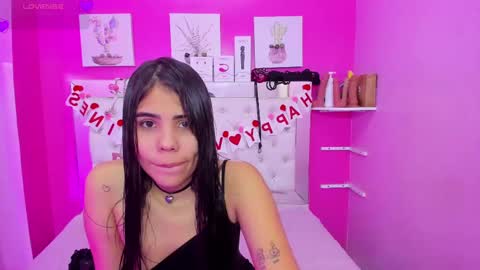 Snapshot of emily_beltonn chatting on February 9, 3:01 pm online show from February 9, 3:01 pm