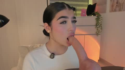 EmilyKenner  Independent model  online show from May 30, 12:36 pm
