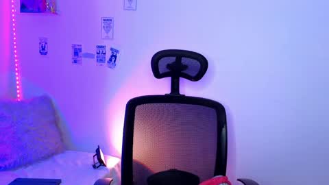 Emily Lindey online show from April 8, 4:36 am