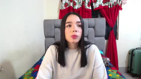 Snapshot of emily_poarch chatting on December 3, 1:17 am emily online show from December 3, 1:17 am