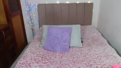 emilybluunt_ online show from February 1, 5:06 am