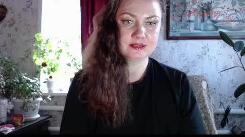 EmilyDoth online show from April 11, 5:46 am