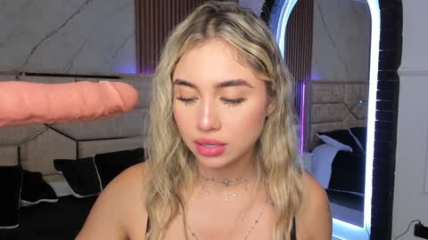 Snapshot of emilyhendrix_ chatting on December 17, 7:48 pm Emily Hendrix online show from December 17, 7:48 pm