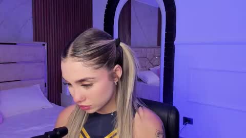 Snapshot of emilyhendrix_ chatting on February 12, 9:01 pm Emily Hendrix online show from February 12, 9:01 pm