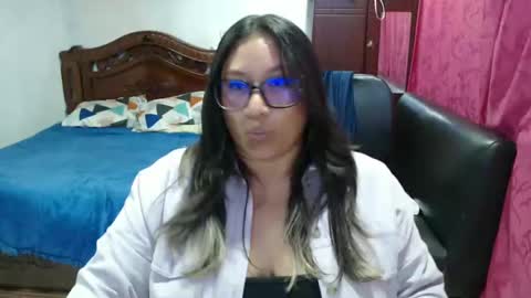 Snapshot of emilylove14 chatting on November 2, 4:38 am Emily Cortez online show from November 2, 4:38 am