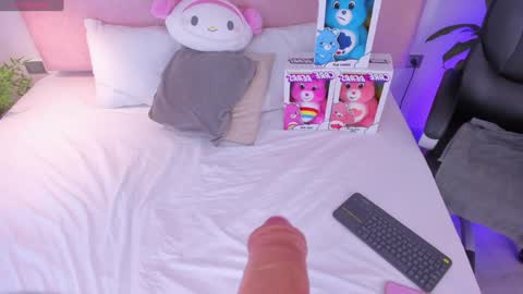 Snapshot of emilyy_bank chatting on December 20, 11:47 pm Emily Bank online show from December 20, 11:47 pm