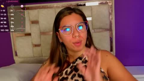 emilyy_cooperr online show from April 1, 12:17 pm