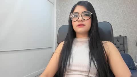 Snapshot of emma_1025 chatting on October 29, 1:26 pm emma  online show from October 29, 1:26 pm