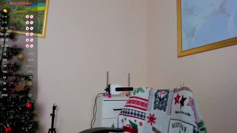 Snapshot of emma_clon chatting on December 21, 2:09 am Emma online show from December 21, 2:09 am