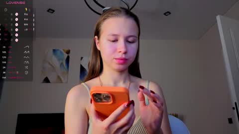 Snapshot of emma_clon chatting on October 31, 1:29 am Emma online show from October 31, 1:29 am