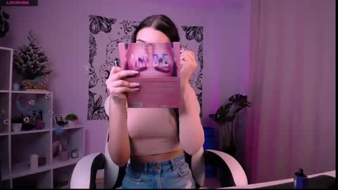 Snapshot of emmakeam_ chatting on January 19, 2:47 am Emma online show from January 19, 2:47 am