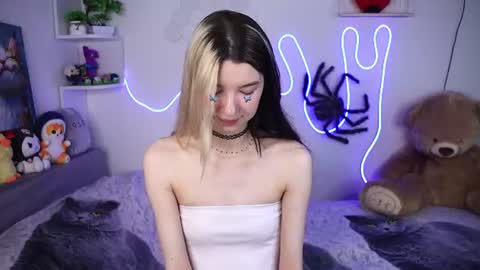 emmie_everly online show from July 1, 1:10 pm